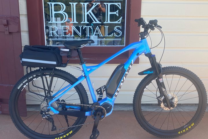 Explore the scenic routes from Cromwell to Clyde with top-notch electric and standard mountain bikes complete with safety gear and convenient pannier bags for your adventure.